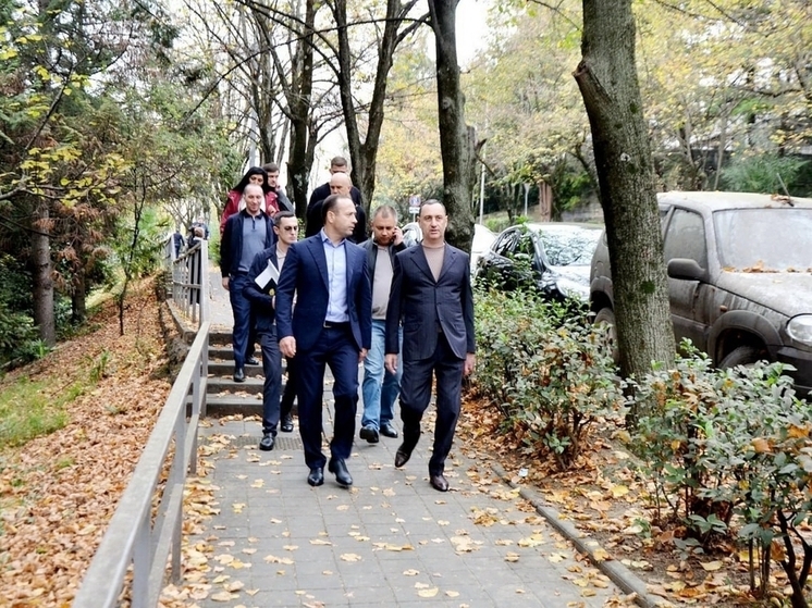 Виктор Тепляков потребовал решения вопросов освещения и ливневок в микрорайоне Макаренко в Сочи