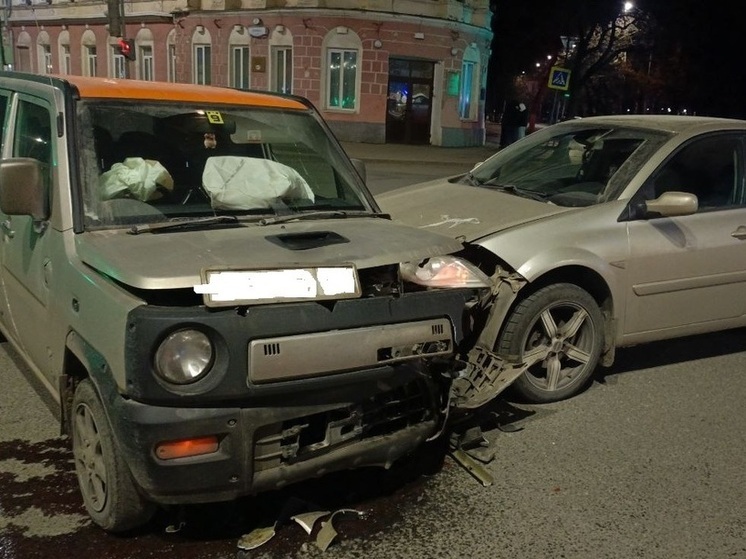 Пассажирка пострадала при столкновении двух иномарок в Вологде