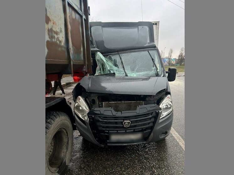 Три грузовика столкнулись в Воронеже: есть пострадавший