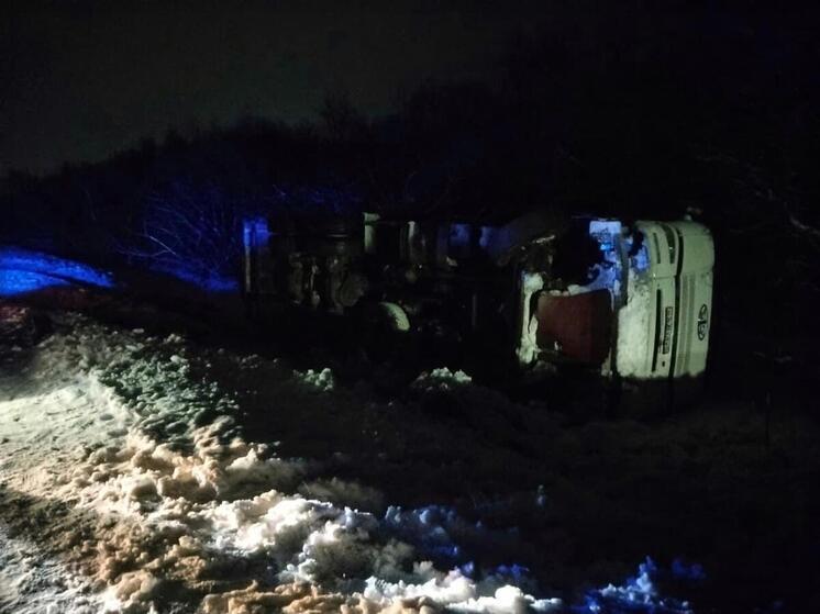  Мусоровоз опрокинулся на трассе под Томском
