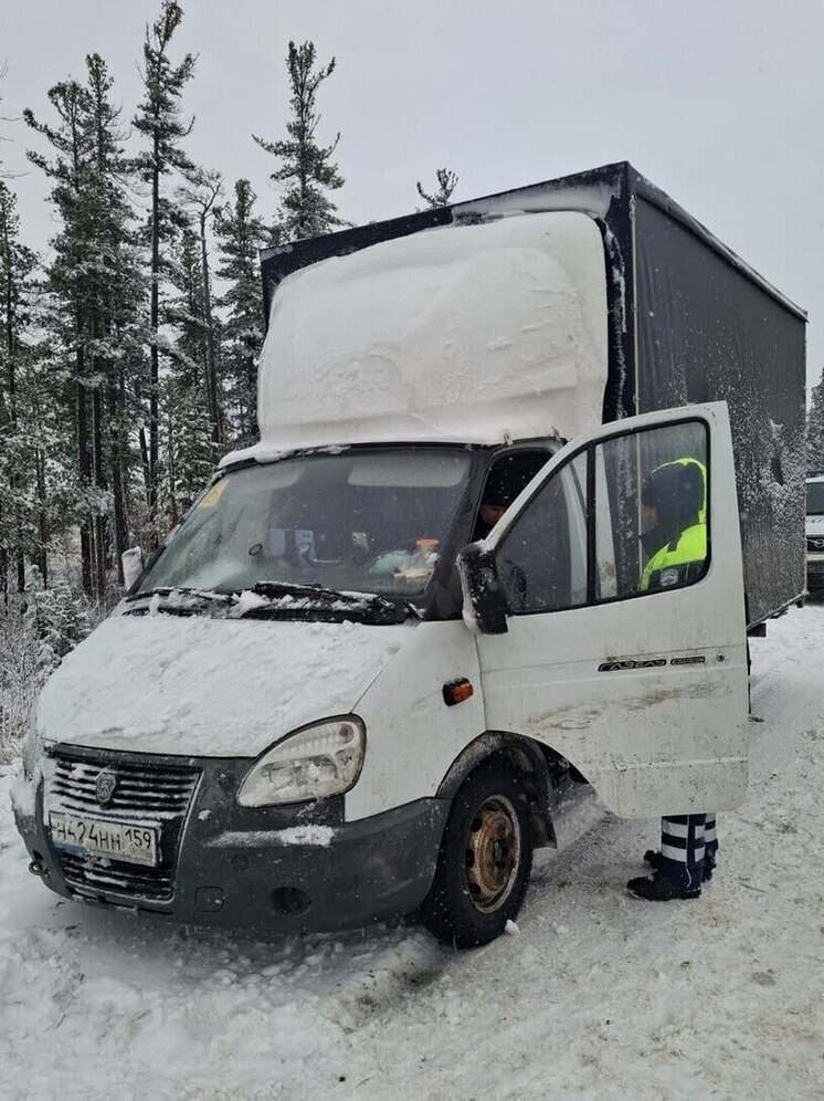 Полицейские Нефтеюганского района помогли водителю с заглохшим автомобилем