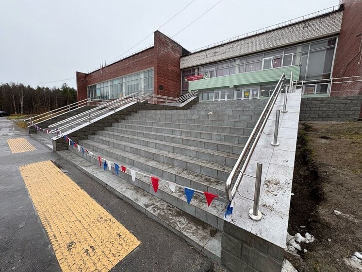 В Ревде капитально отремонтировали крыльцо и вход в спортцентр