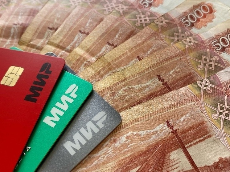 Эксперты посчитали, сколько денег россияне хранят на карте