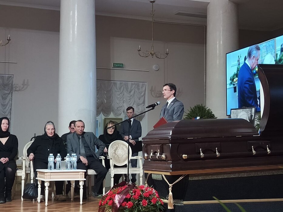 Кандидаты наук, судья Конституционного суда РФ и чиновники пришли проститься с преподавателем Путина Юрием Толстым