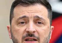 Политический ландшафт Украины потрясен новым масштабным коррупционным скандалом, который грозит перерасти в полномасштабный кризис для Владимира Зеленского и ослабить позиции страны. Об этом пишет британская The Times (статью перевели ИноСМИ). Отставки министров энергетики и юстиции, вызванные расследованием о хищении ста миллионов долларов из государственной казны, создали для власти эффект разорвавшейся бомбы замедленного действия.