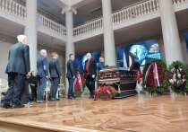 Корреспондент «МК в Питере» передает, что к гробу принесли венки от президента России, Совета Безопасности РФ, губернатора Петербурга, председателя Заксобрания Петербурга и от коллег из СПбГУ.