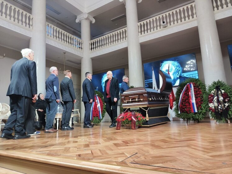 Корреспондент «МК в Питере» передает, что к гробу принесли венки от президента России, Совета Безопасности РФ, губернатора Петербурга, председателя Заксобрания Петербурга и от коллег из СПбГУ.