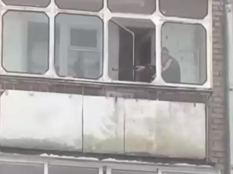 Мужчину с винтовкой на балконе заметили местные жители возле лицея в Новосибирской области