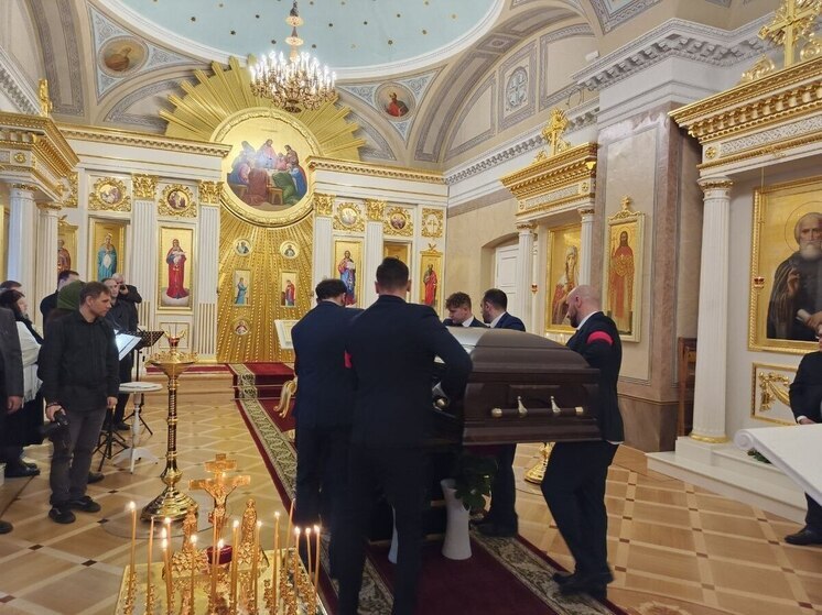 В Петербурге со слезами отпели преподавателя Путина Юрия Толстого