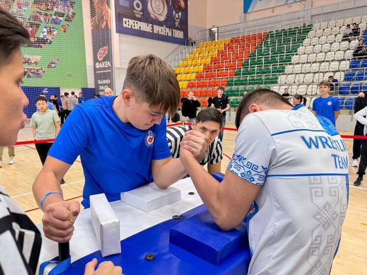 153 ямальских спортсмена приехали на окружные соревнования по армрестлингу