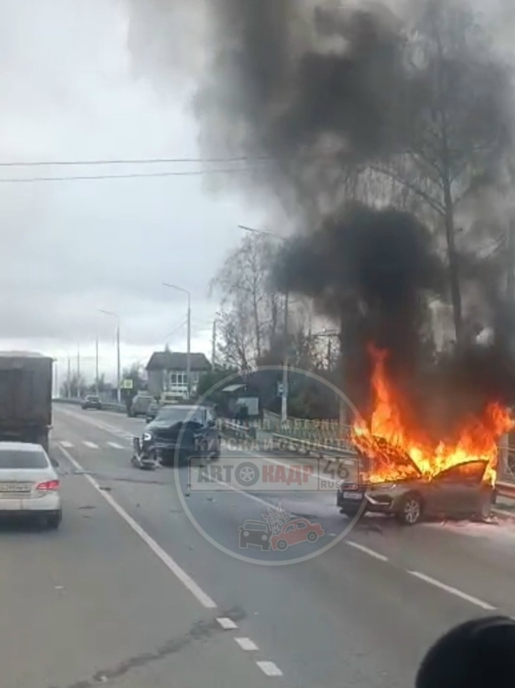 В Курске на объездной дороге в серьезном ДТП загорелся автомобиль