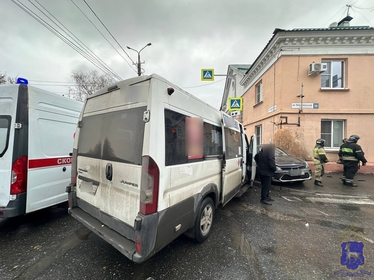 Ребенок и пенсионерка пострадали в ДТП с легковушкой и маршруткой в Тольятти