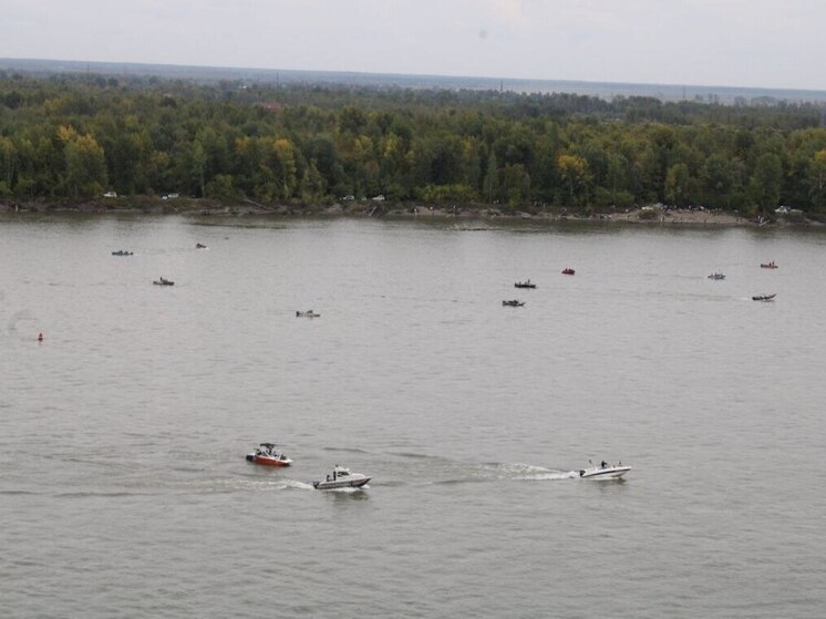 В Алтайском крае вынесли приговор местному жителю, по вине которого погиб человек. Осужденный организовал прогулку на гидроцикле с «водной таблеткой» по озеру, разогнался и допустил столкновение тюбинга с пирсом.