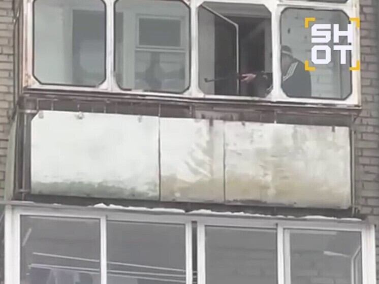 Новосибирец прицеливался из винтовки с балкона многоэтажки