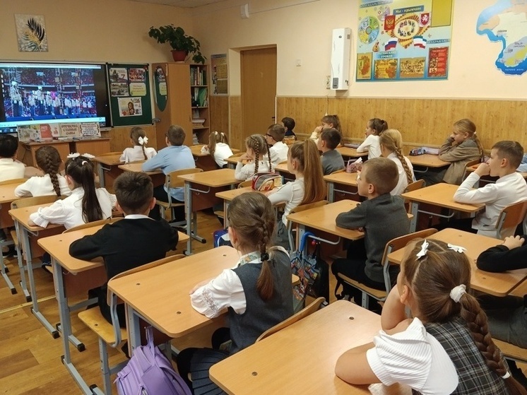 В библиотеке-филиале №4 им. М.М. Коцюбинского состоялся героико-литературный час «На защите Отечества во все времена» для учащихся гимназии №9.