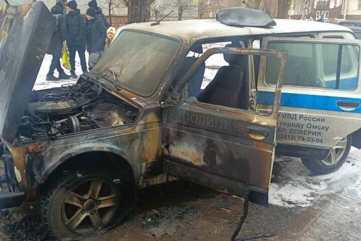 Россиянин по указке мошенников поджег машину полиции