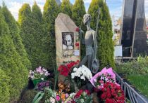 На Троекуровском кладбище выделяется необычная могила актёра Ильи Рутберга, отца народной артистки Юлии Рутберг