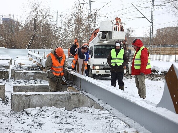 Мэр Новосибирска проконтролировал ход строительства пешеходного моста через железную дорогу на улице Войкова