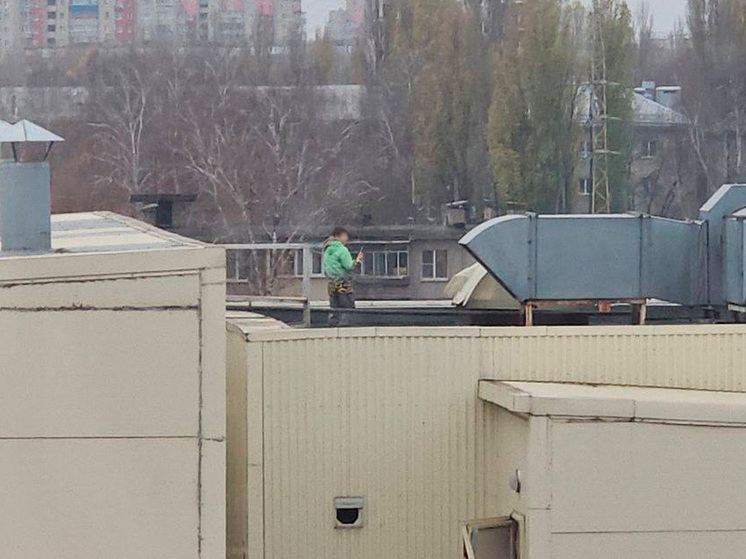 Юные липчане гуляют по крыше заброшенной кондитерской фабрики