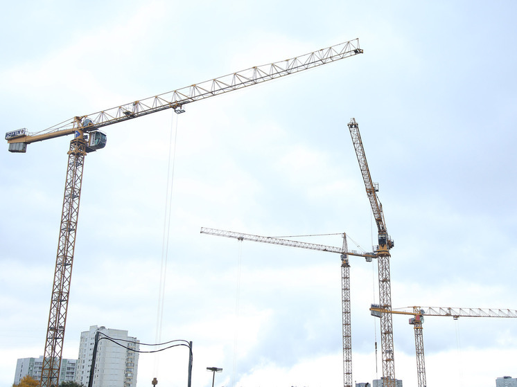 Школьник-руфер вылез на 130-метровый кран в Екатеринбурге без страховки