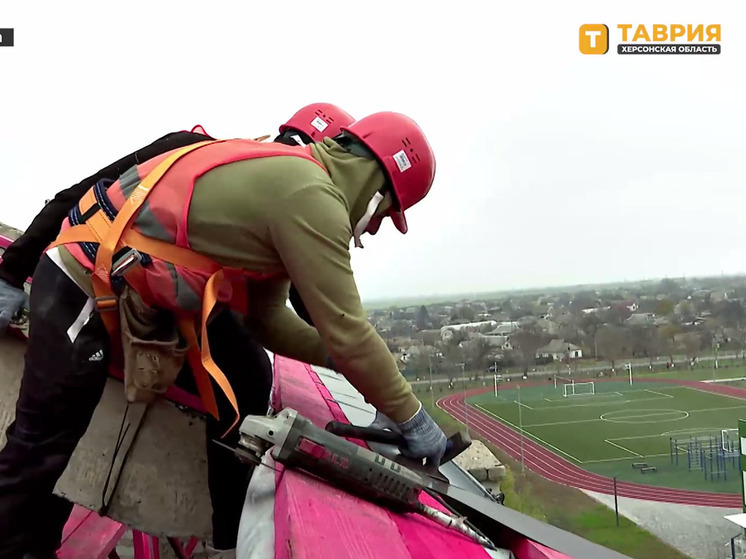 В Новоалексеевке Херсонской области обновляют крыши многоквартирных домов