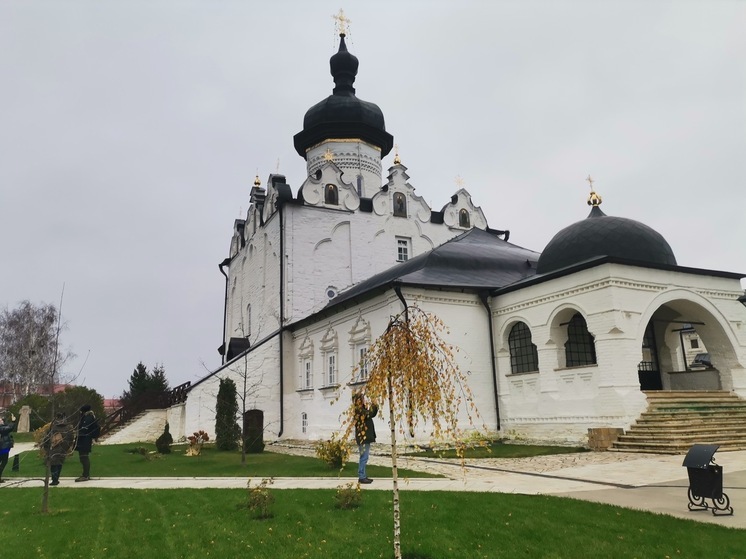 По народному календарю 14 ноября 2025 года отмечаются Осенние Кузьминки. Православная церковь в этот день вспоминает святых братьев-бессребреников Косму и Дамиана, которым Господь даровал способность исцелять больных за их праведный образ жизни. 