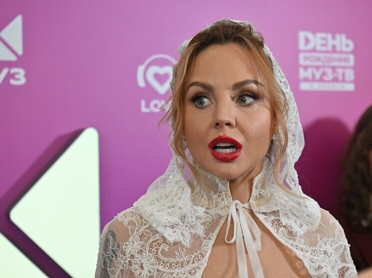 МакSим встретилась с фанатом, сделавшим татуировку с ее портретом