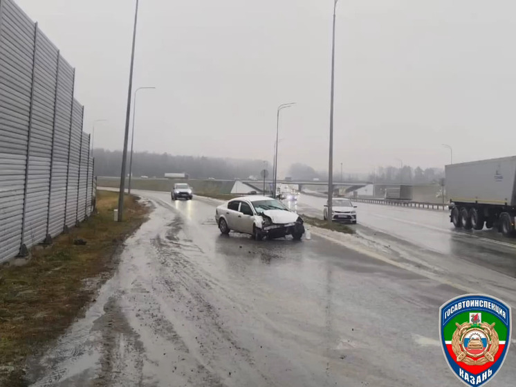 Под Казанью иномарка врезалась в забор шумоизоляции, пострадал пассажир