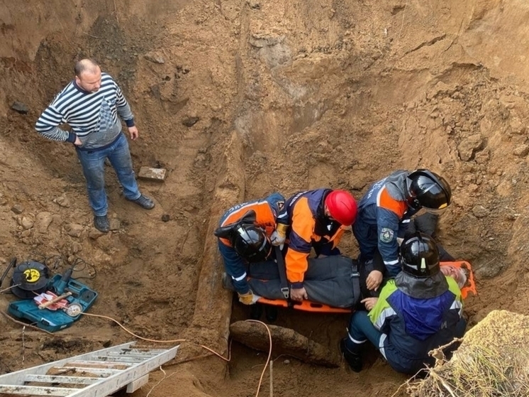 В Калининграде спасатели достали рабочего из четырехметрового котлована