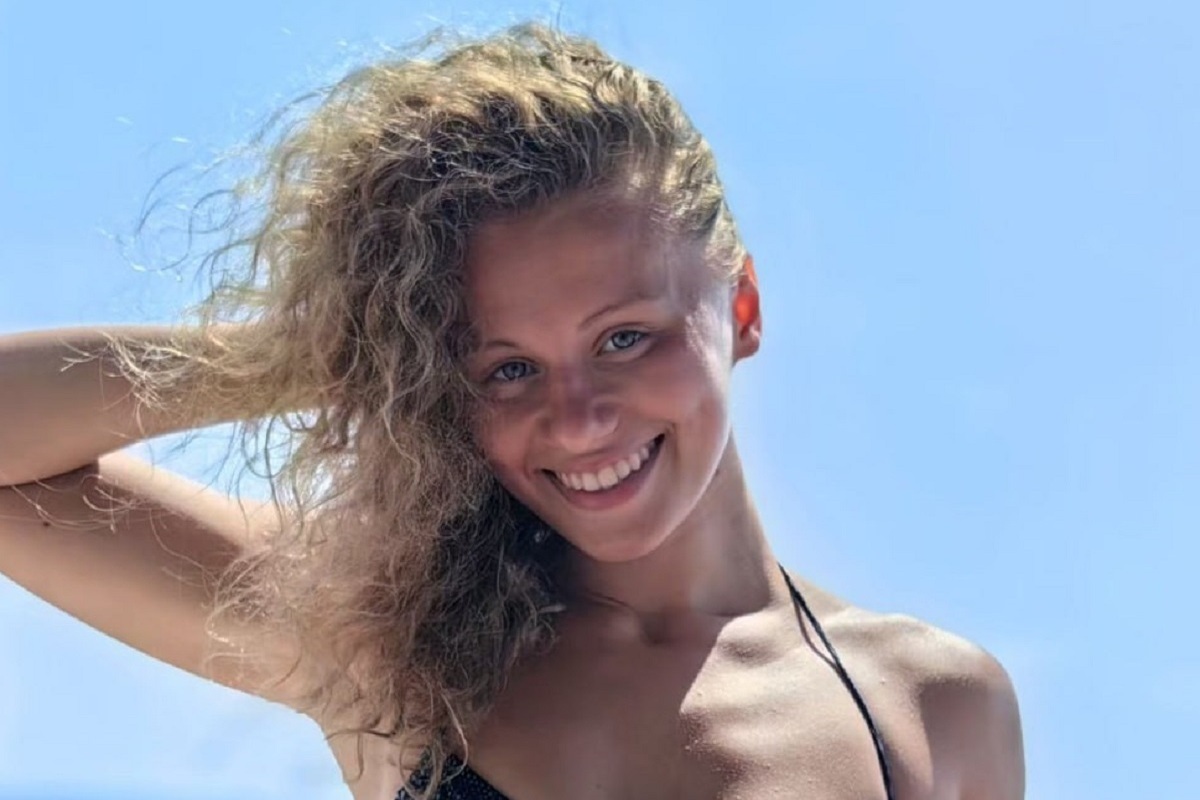 Кансо козырнула точеными ногами, выйдя в свет в облегающем мини-платье