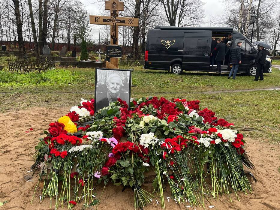 В Петербурге проводили в последний путь профессора Толстого под стеной дождя