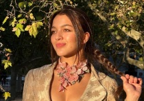 В прошлом художественная гимнастка, а сейчас известная танцовщица Ева Уварова совместила грузинский танец со стилем контемпорари и записала результат на видео. Мастер спорта по художественной гимнастике выбрала образ, который очень ей идет.