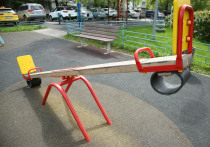 Когда-то детей запугивали жвачкой с лезвиями внутри, а сегодня и запугивать не надо — все читали новости и знают шокирующую историю из Красногорска, где 9-летнему ребёнку оторвало пальцы взрывом после того, как он поднял на детской площадке пачку десятирублевок