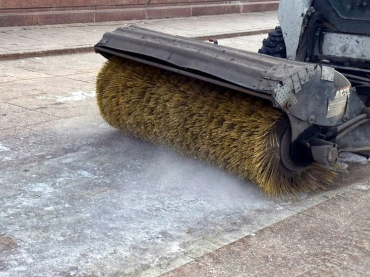 В Тюмени проводят противогололёдную обработку улиц