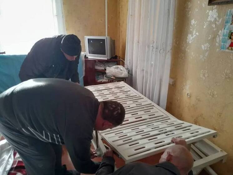 Маломобильной жительнице Новой Каховки передали ортопедическую кровать