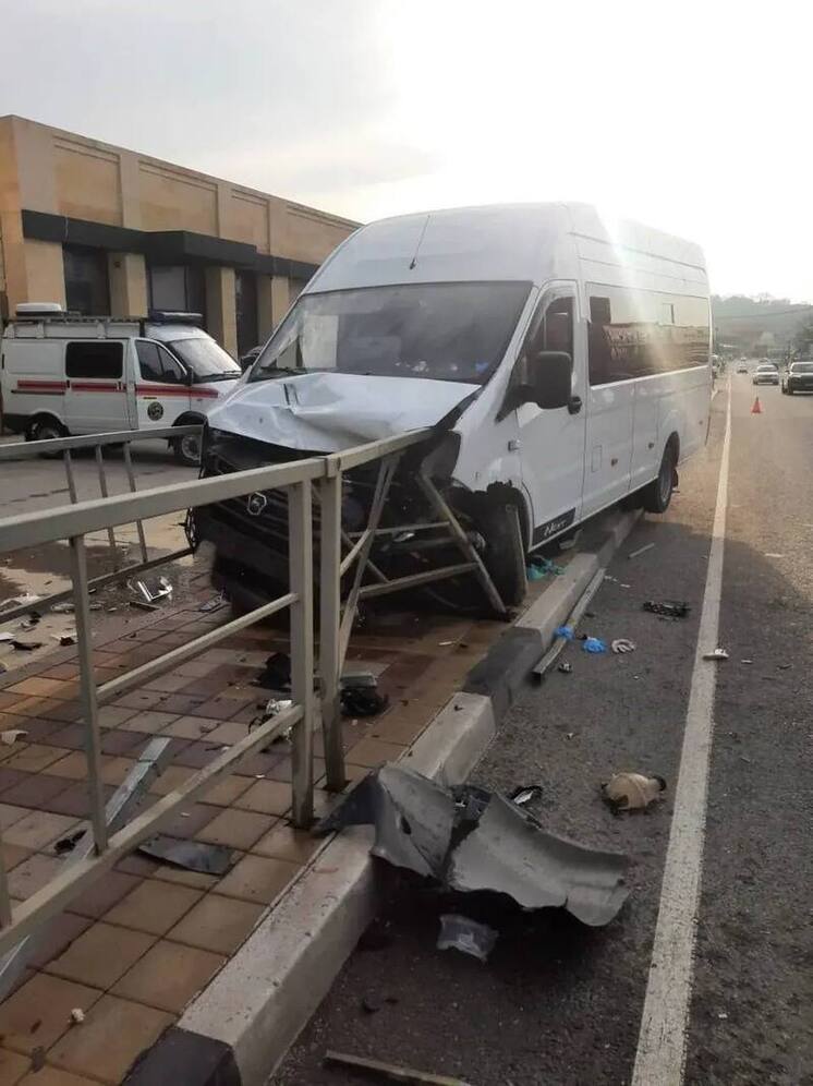 В Джубге в результате ДТП труба прошла через кузов «Газели-Next»: спасатели вытащили пострадавшего водителя