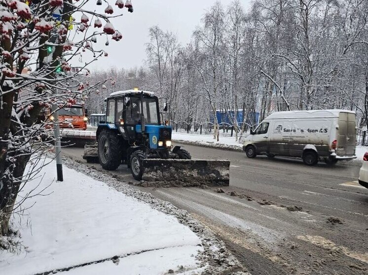 Снегоуборочная техника в Мурманске работает круглосуточно