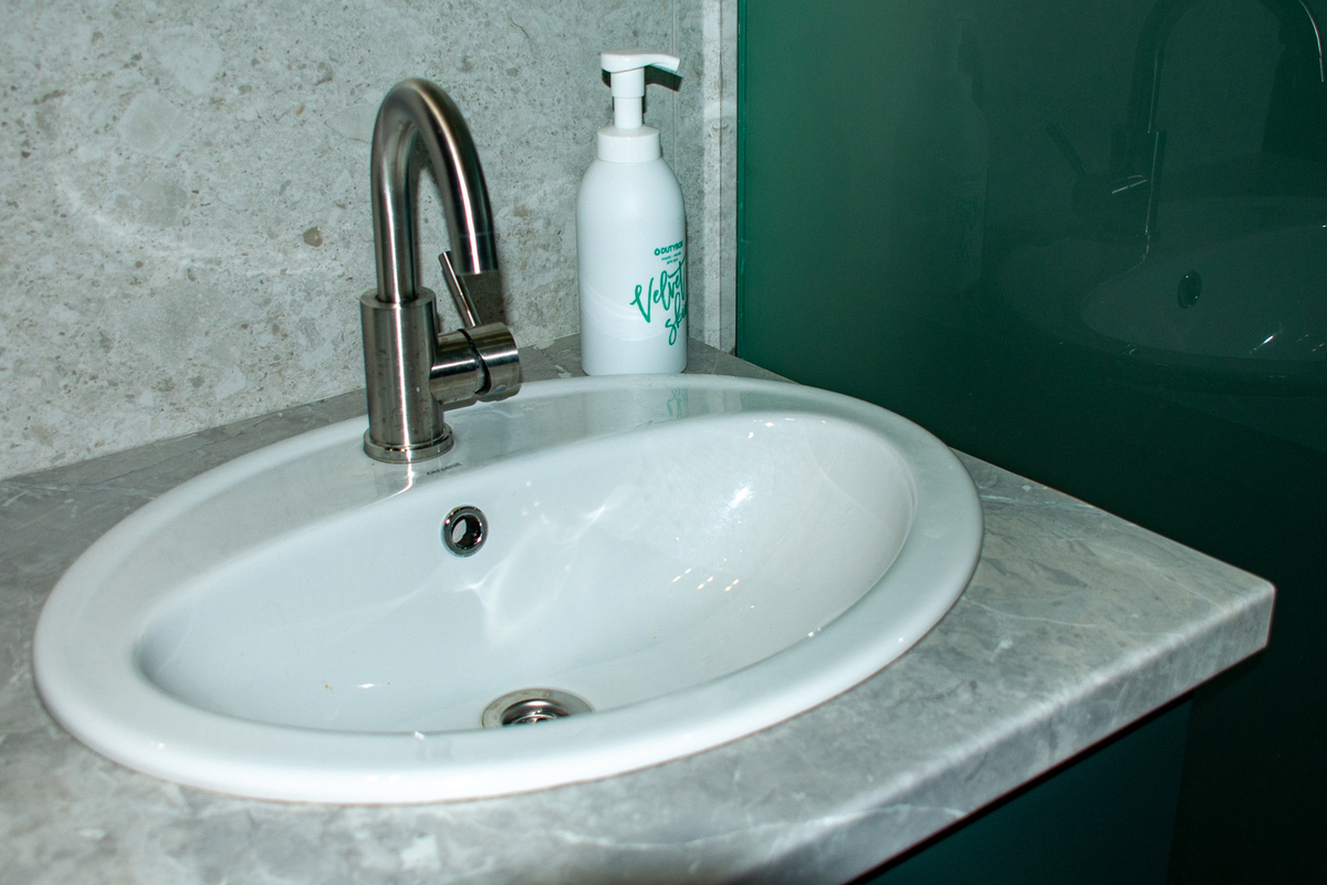 В России ввели штрафы за выброс старой раковины в мусорный контейнер