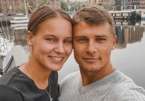 Российская теннисистка Вероника Кудерметова отправилась на отдых после победы на Итоговом турнире WTA в парном разряде вместе с бельгийкой Элизе Мертенс. Компанию чемпионке составил ее тренер и супруг Сергей Демехин.