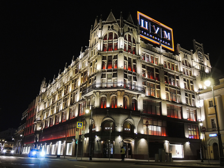 Мужчине насчитали 400 тысяч рублей за минуту парковки у ЦУМа