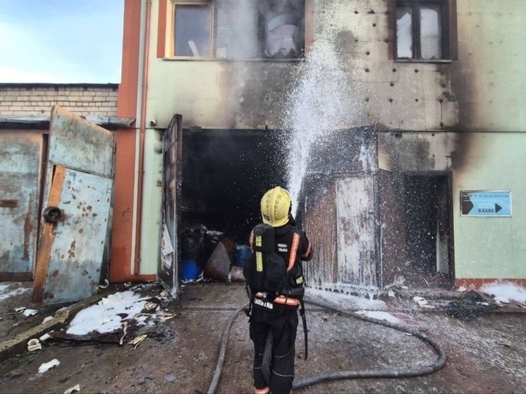 В Калининграде пожарные потушили возгорание автохимии на Нарвской улице