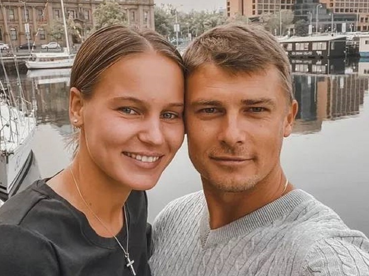 Российская теннисистка Вероника Кудерметова отправилась на отдых после победы на Итоговом турнире WTA в парном разряде вместе с бельгийкой Элизе Мертенс. Компанию чемпионке составил ее тренер и супруг Сергей Демехин.