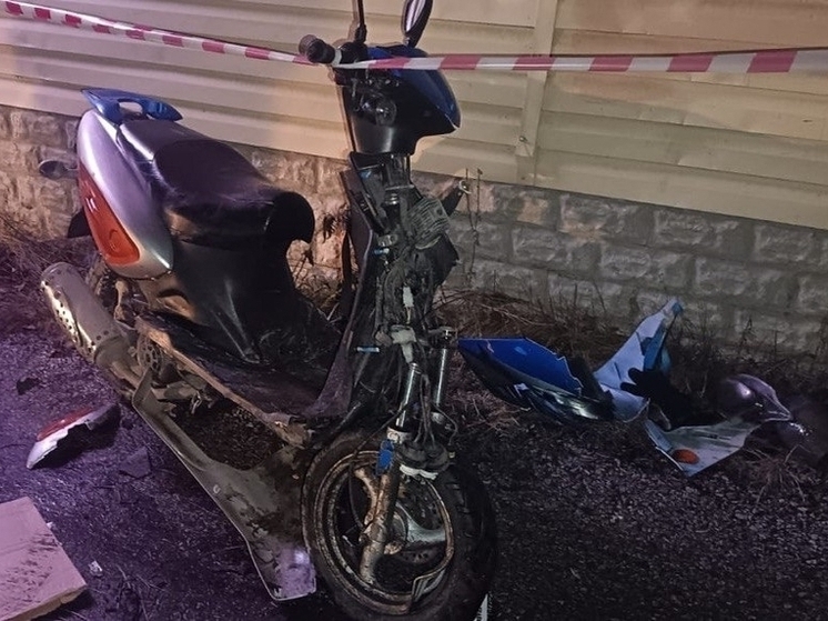 В Чебаркуле подросток на мопеде въехал в магазин и поломал конечности