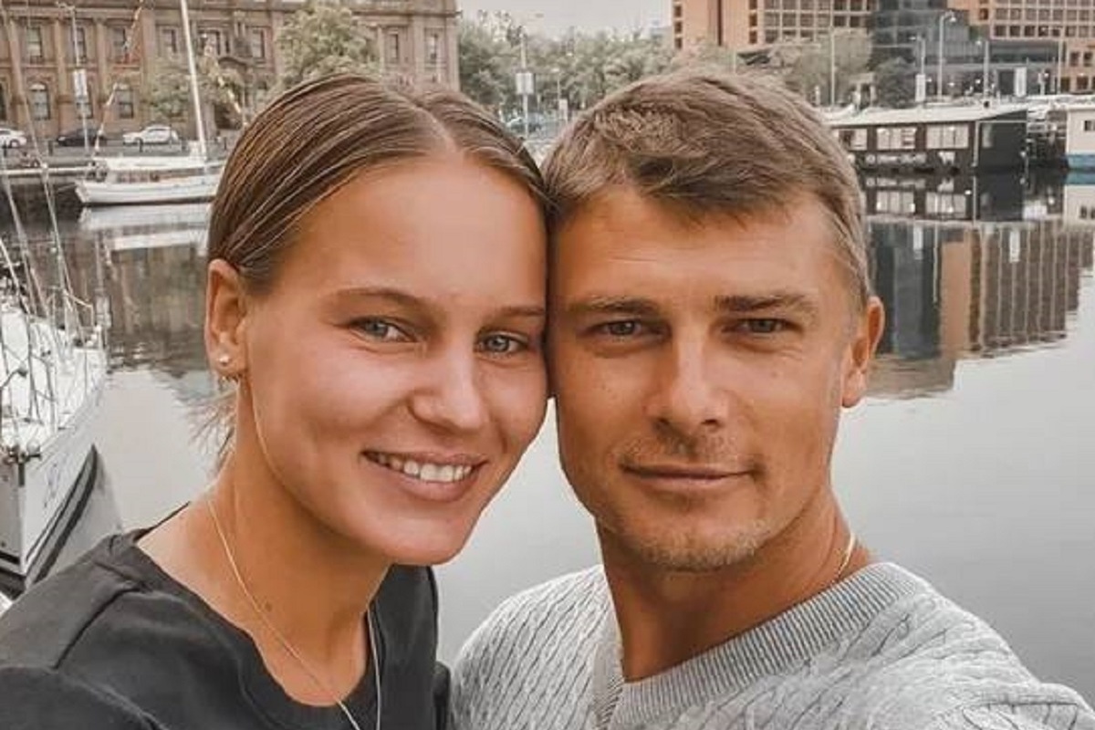 Пара выглядит счастливой