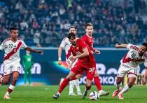 В Санкт-Петербурге 12 ноября состоялся товарищеский матч между сборными России и Перу. Финальный счёт — 1:1. Результат, казалось бы, нейтральный. Но в нём уместилась целая драма: ошибки вратарей, спорные моменты, фамилия, звучащая как имя тренера, и общий дискомфорт, оставшийся после игры.