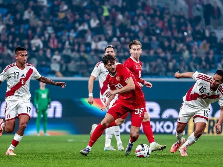 В Санкт-Петербурге 12 ноября состоялся товарищеский матч между сборными России и Перу. Финальный счёт — 1:1. Результат, казалось бы, нейтральный. Но в нём уместилась целая драма: ошибки вратарей, спорные моменты, фамилия, звучащая как имя тренера, и общий дискомфорт, оставшийся после игры.