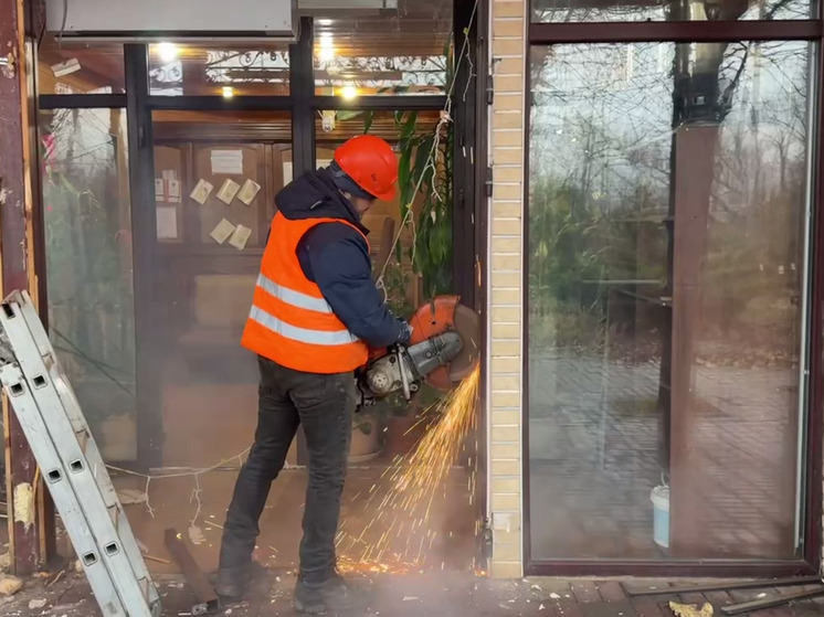 В Петербурге начали сносить незаконный павильон с алкоголем на Белградской