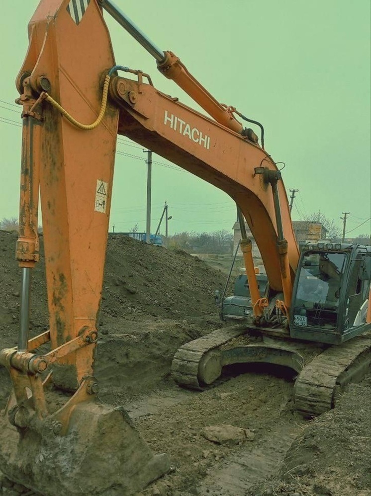 Кировские строители прокладывают канализационную сеть в посёлке Весёлый