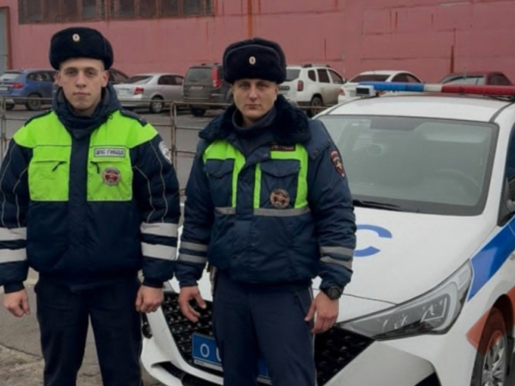 Орловские полицейские помогли водителю выехать из двора