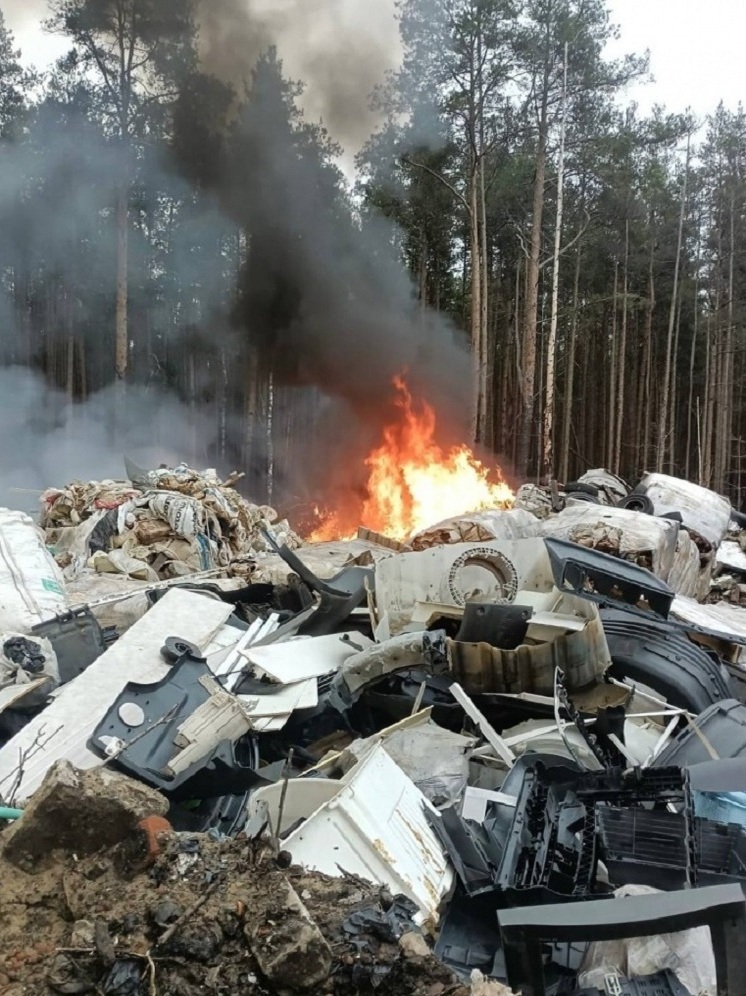Незаконная свалка горит на Московском шоссе в Нижнем Новгороде